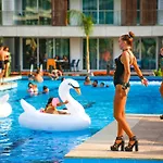 Courtyard Long Hotel 3*