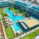 Courtyard Long Otel