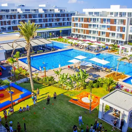 Отель Courtyard Long 3*