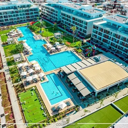 Courtyard Long Hotell