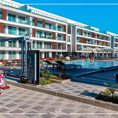 Courtyard Long Отель