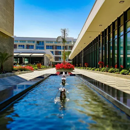 Hotel Courtyard Long