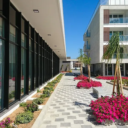 Courtyard Long 3*