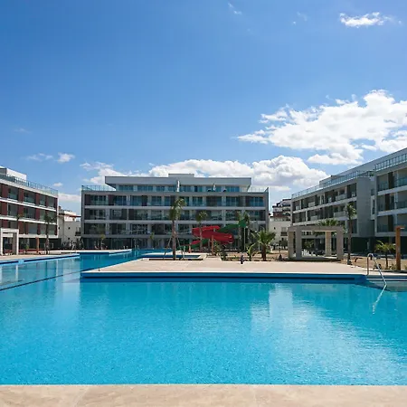 Courtyard Long Отель