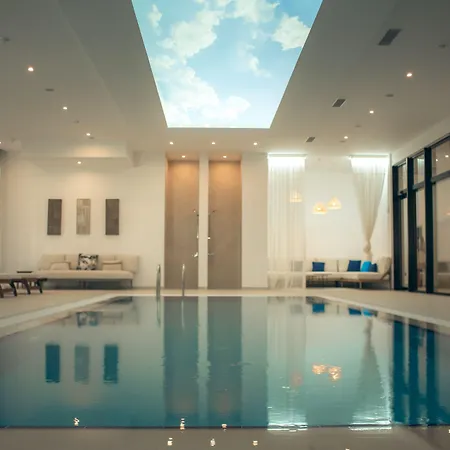 Courtyard Long 3*
