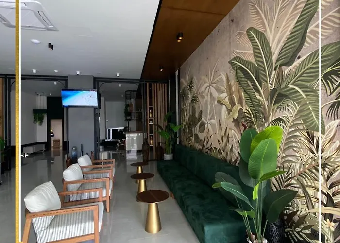 Courtyard Long Hotel 3*