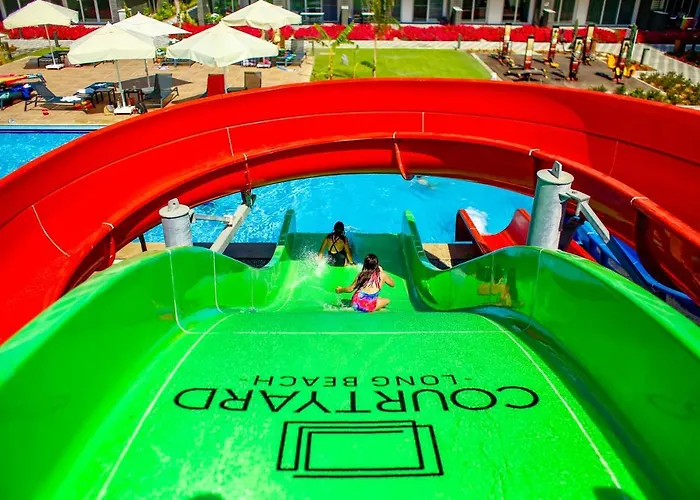 Hotel Courtyard Long