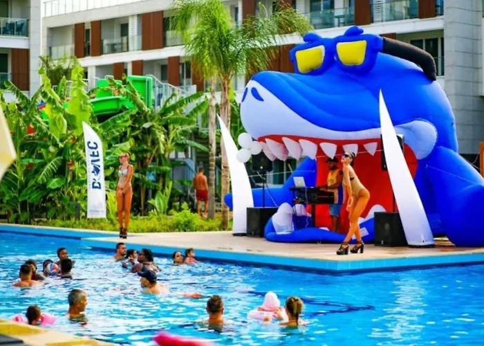 Courtyard Long Hotel 3*